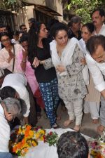 at Bollywood Photographer Jagdish Mali_s funeral in Mumbai on 13th May 2013 (48).JPG